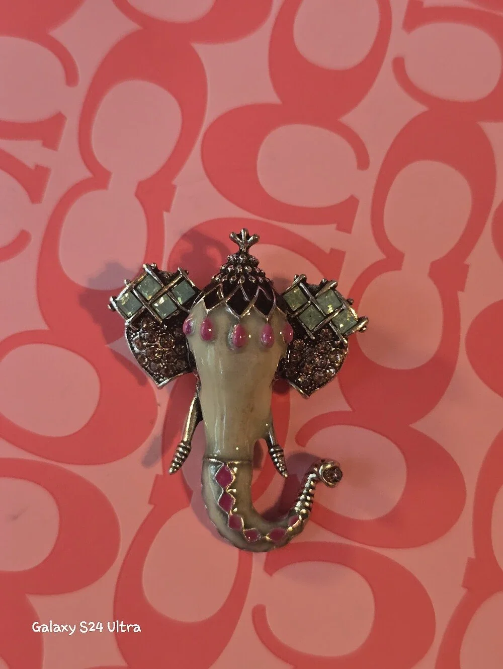 Beautiful Elephant Brooch NEW
